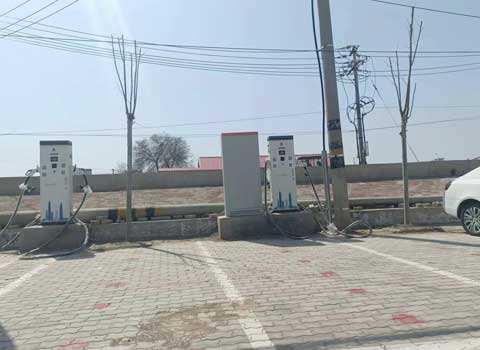 戶(hù)外停車(chē)場(chǎng)40kw雙槍直流充電樁項(xiàng)目案例(圖2)
